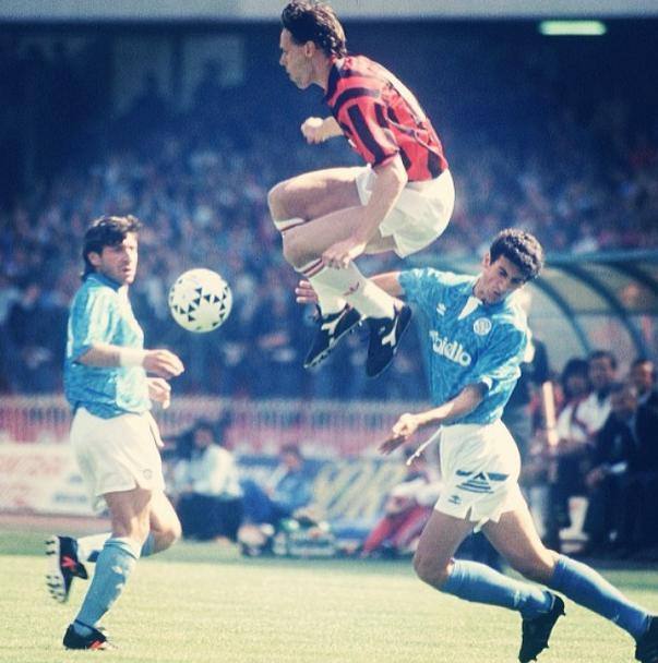 Van Basten in azione contro il Napoli: al San Paolo segn uno dei tre gol nell&#39;anno dello scudetto e quattro nell&#39;1-5 del 1992-93